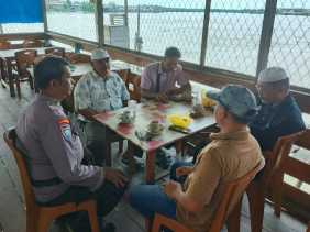 Aipda Refaldi Sapa Warga Kuala Enok dengan Pesan Kamtibmas Menuju Pilkada Damai