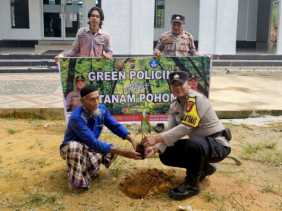 Polsek Rimba Melintang Gaungkan Green Policing dengan Tanam Pohon di Lingkungan Masjid dan Sekolah