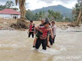 Jembatan Darurat Putus Diterjang Banjir Susulan, Polisi Bopong Warga di Agam