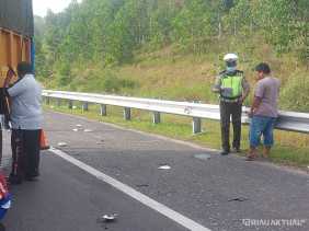 Dua Truk Berlaga di Tol Permai, Supir Tewas Saat Buang Air Kecil