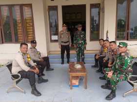 Polsek Kempas dan TNI Kawal Ketat Rapat Pleno di PPK