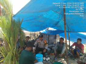 Di Bawah Tenda Sederhana, Bhabin Ukui Sosialisasikan Pilkada Damai