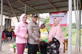 Polres Rokan Hilir dan Bhayangkari Peduli Sesama, Bagikan 50 Paket Sembako untuk Dhuafa