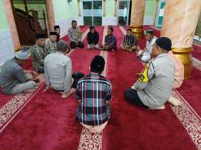 Polsek Senapelan Subuh Berjamaah Sambil Sosialisasikan Pemilu