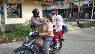 Gencar Penertiban Prokes, Polsek Pangkalan Kuras Bagikan Masker 