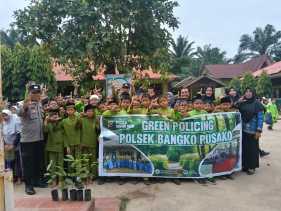 Polsek Bangko Pusako Tanam Pohon dan Sosialisasikan Program Green Policing Kapolda Riau