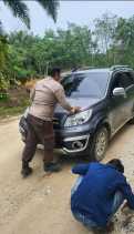 Polsek Langgam Sambang Warga dan Bantu Mobil Tersangkut Kayu Jelang Pilkada