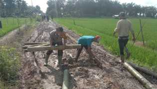 Polsek Kempas Bantu Warga Perbaiki Jalan Agar Lancar saat Pemilu 2024