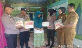 Wujud Kepedulian kepada Masyarakat, Kapolres Kampar Salurkan Bantuan Sembako