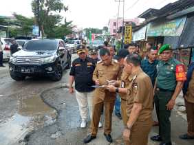 Tinjau Jalan Rusak, Muflihun Pastikan Perbaikan Dilakukan Bertahap