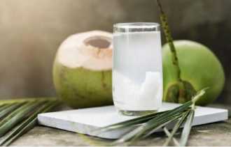 Ada 5 Manfaat Rajin Minum Air Kelapa untuk Gigi