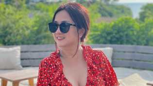 Tante Ernie Pose Angkat Tangan, Netizen Salfok