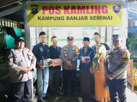 Tak Kenal Lelah, Kapolres Siak Cek Pos Siskamling Warga hingga Malam Dini Hari Sambil Dengarkan Keluhan Warga