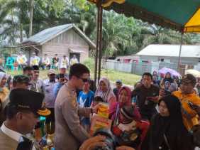 Datangi Korban Banjir, Kapolres Rohil Bagikan Sembako dan Sosialisasi Pemilu