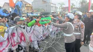 Polwan Lantas Polda Riau Sapa Massa Aksi, Atur Lalu Lintas di Jalan Pattimura