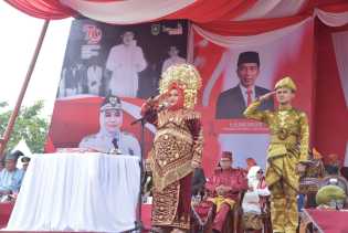 Peringatan Detik-Detik Proklamasi di Bengkalis Berlangsung Khidmat, Bupati Kasmarni Kenakan Baju Adat Minang