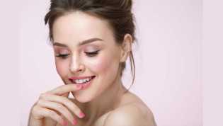 Ini 3 Cara Bikin Bibir Merah Alami, Ternyata Simpel Banget Lho!