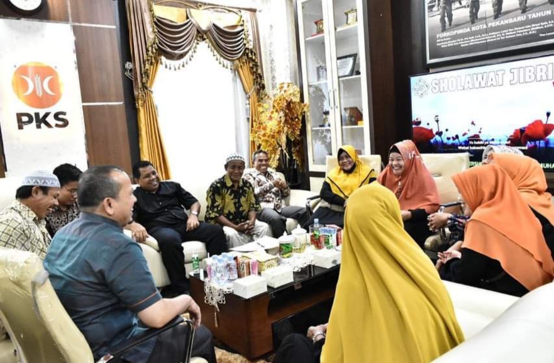 Ketua DPRD Pekanbaru Sabarudi Terima kunjungan Warga di Ruang Kerjanya