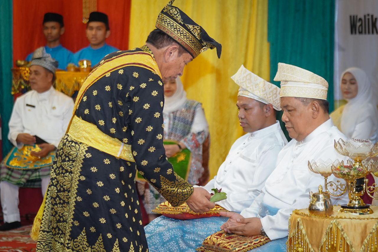 Suasana Khidmat Selimuti Tepuk Tepung Tawar Gubri Wahid dan Wagubri SF Hariyanto