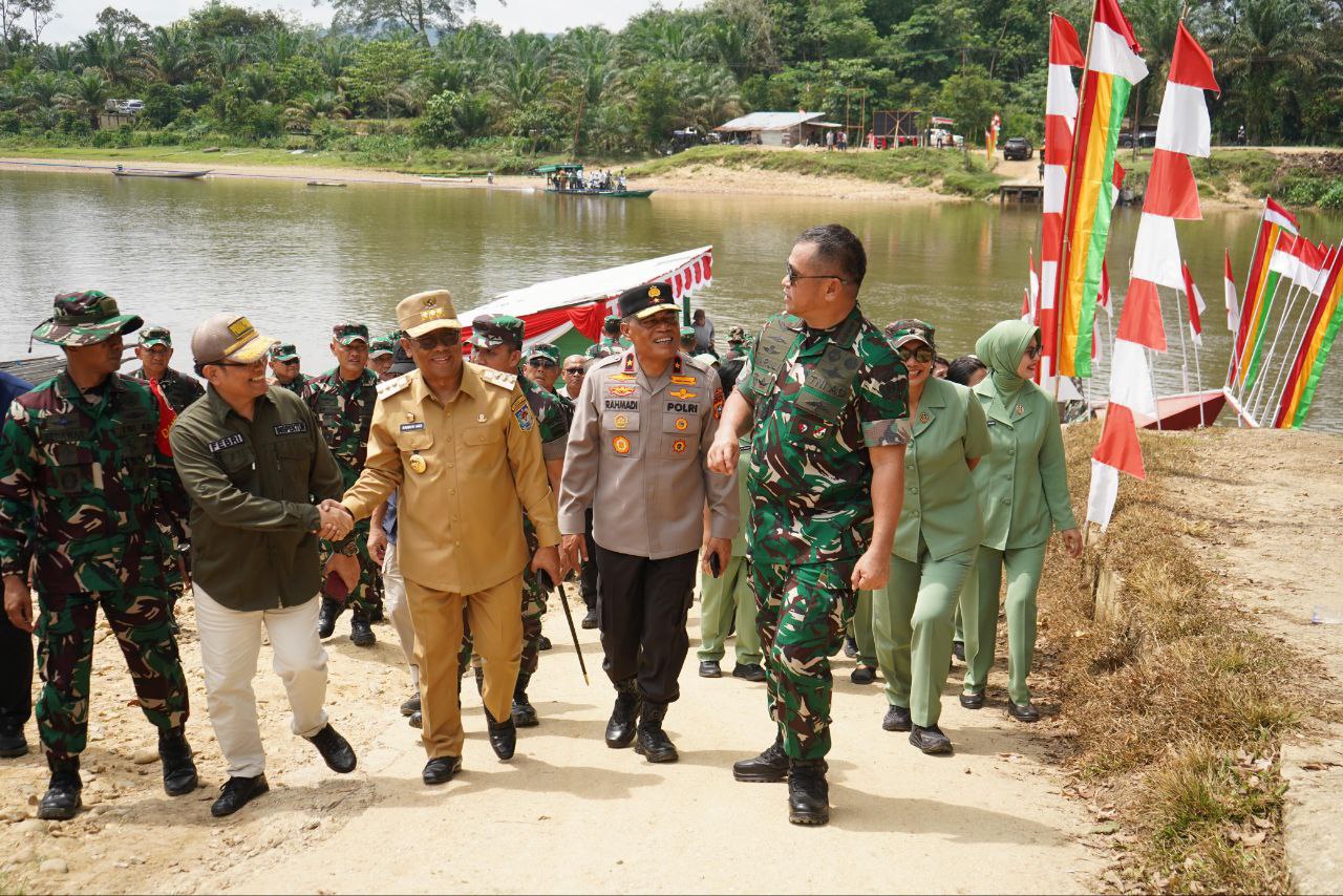 Pj Gubri Hadiri Upacara Penutupan TMMD ke-121 TA 2024 di Kampar