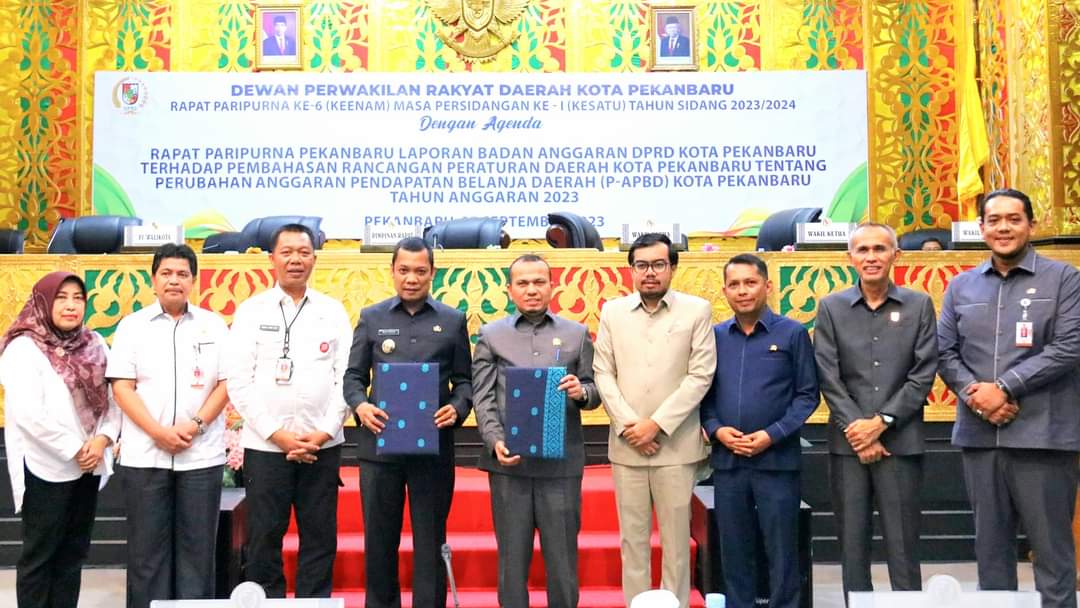 Pengesahan APBD Perubahan 2023 Pimpinan DPRD Pekanbaru