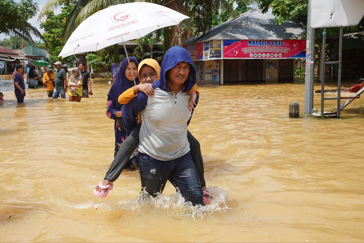 Hari Pertama Kerja, Gubri Abdul Wahid Tinjau Banjir di Kampar