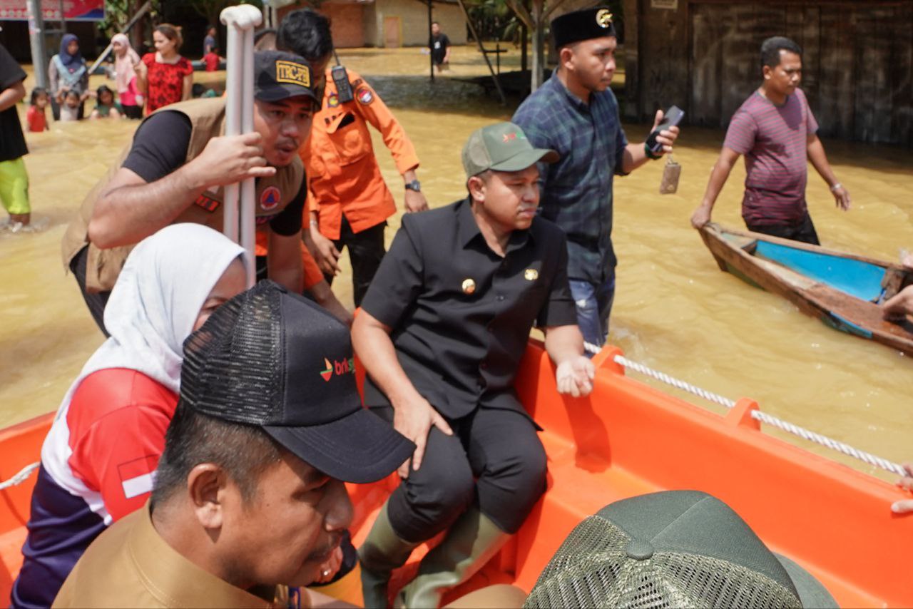 Hari Pertama Kerja, Gubri Abdul Wahid Tinjau Banjir di Kampar