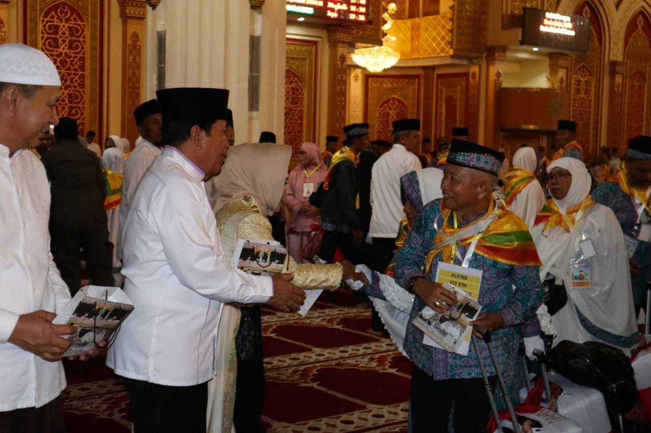 Bupati Sukiman Lepas Jamaah Calon Haji Rohul dengan Penuh Haru