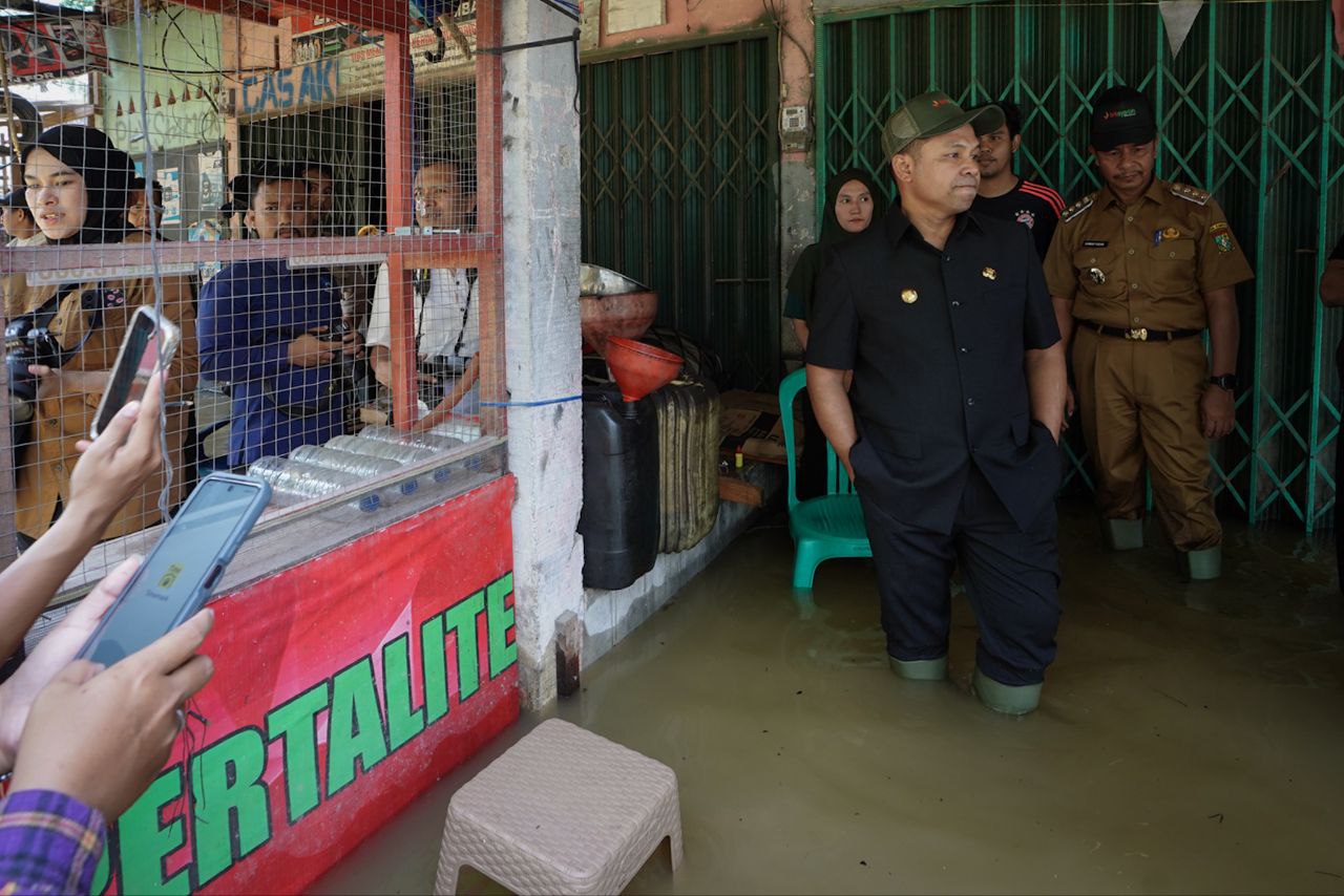 Hari Pertama Kerja, Gubri Abdul Wahid Tinjau Banjir di Kampar
