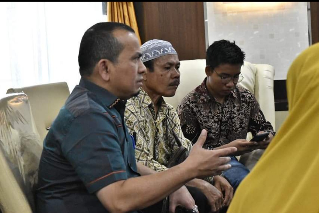 Ketua DPRD Pekanbaru Sabarudi Terima kunjungan Warga di Ruang Kerjanya