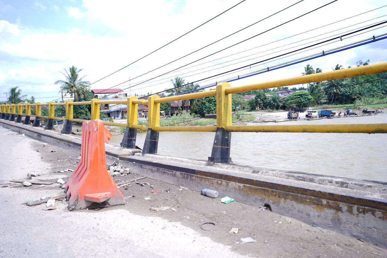 Kunjungan kerja ke Rohul, Gubri Abdul Wahid Tinjau Jembatan Miring Sungai Rokan Ujung Batu