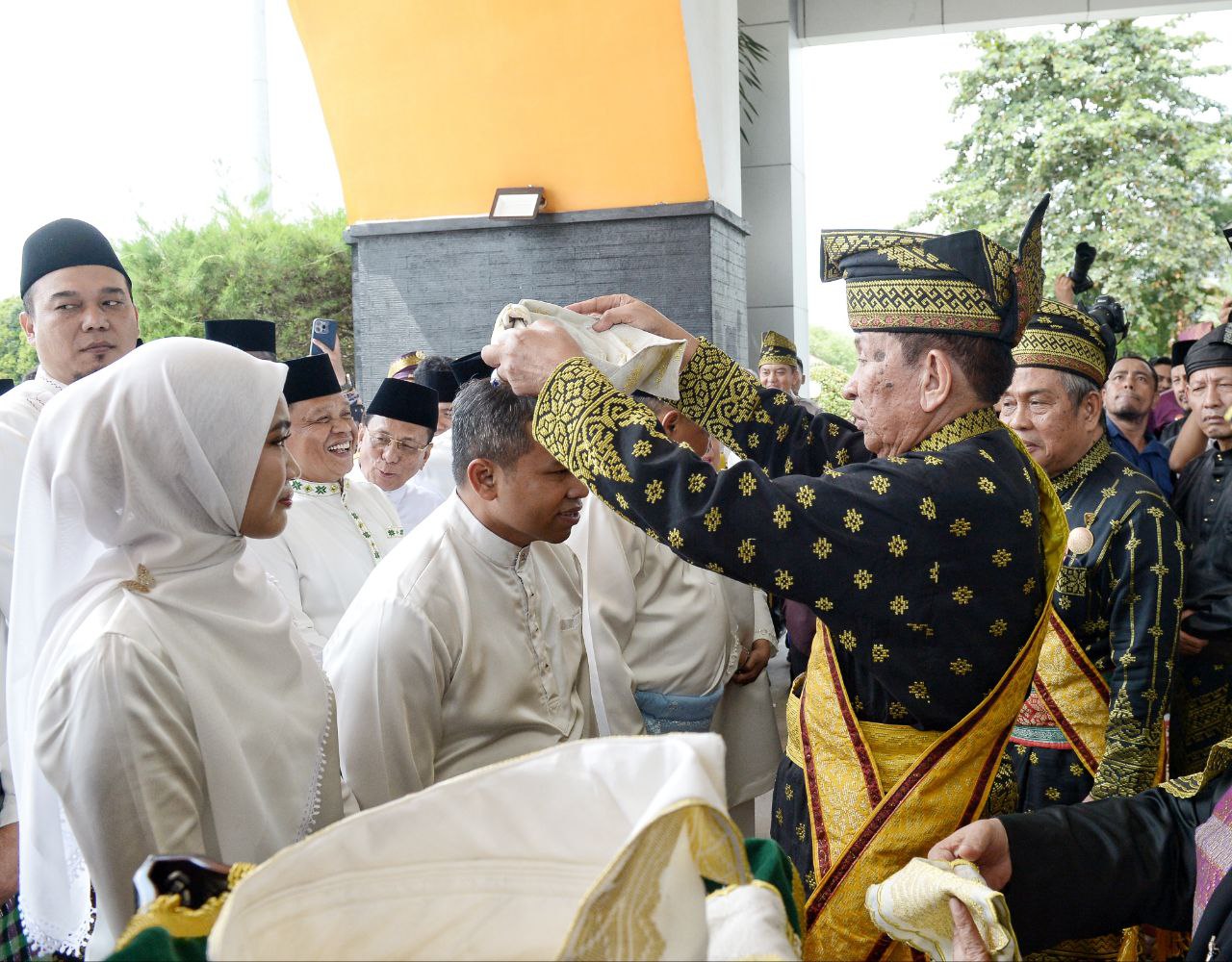 Suasana Khidmat Selimuti Tepuk Tepung Tawar Gubri Wahid dan Wagubri SF Hariyanto