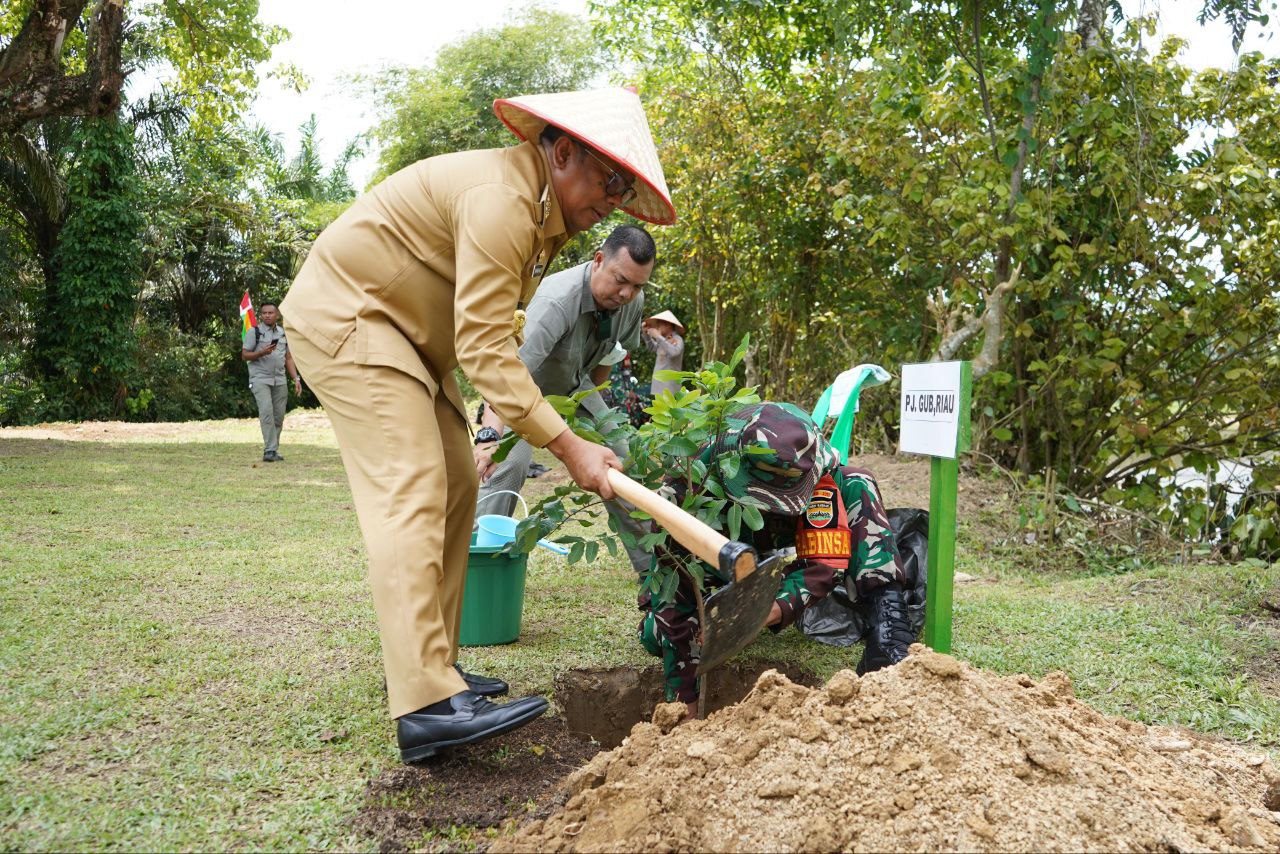 Pj Gubri Hadiri Upacara Penutupan TMMD ke-121 TA 2024 di Kampar