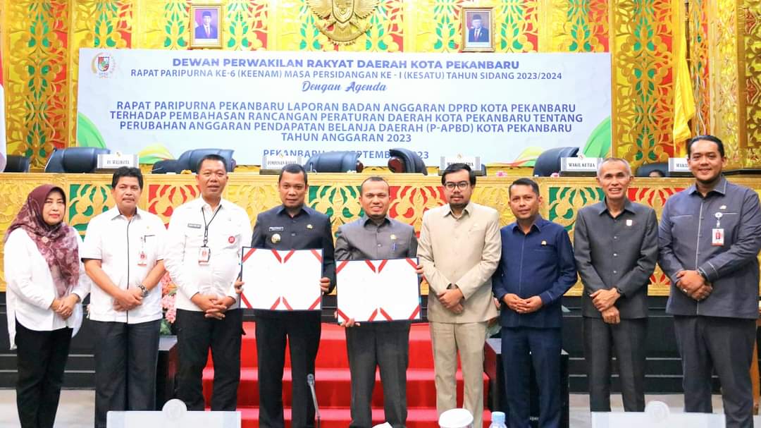 Pengesahan APBD Perubahan 2023 Pimpinan DPRD Pekanbaru