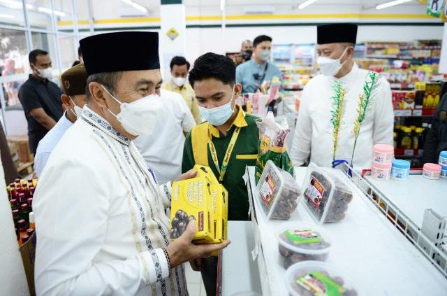 Gubri Syamsuar Tinjau Pelaksanaan Pasar Murah di Kabupaten Pelalawan