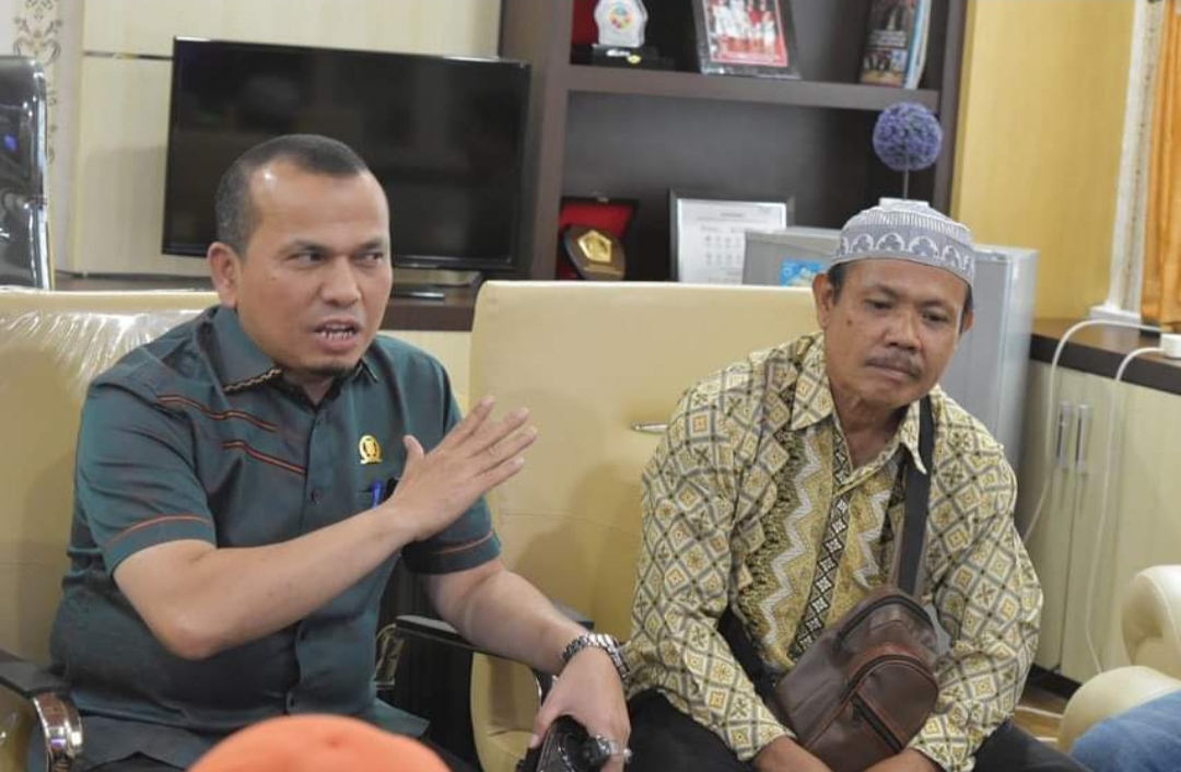 Ketua DPRD Pekanbaru Sabarudi Terima kunjungan Warga di Ruang Kerjanya