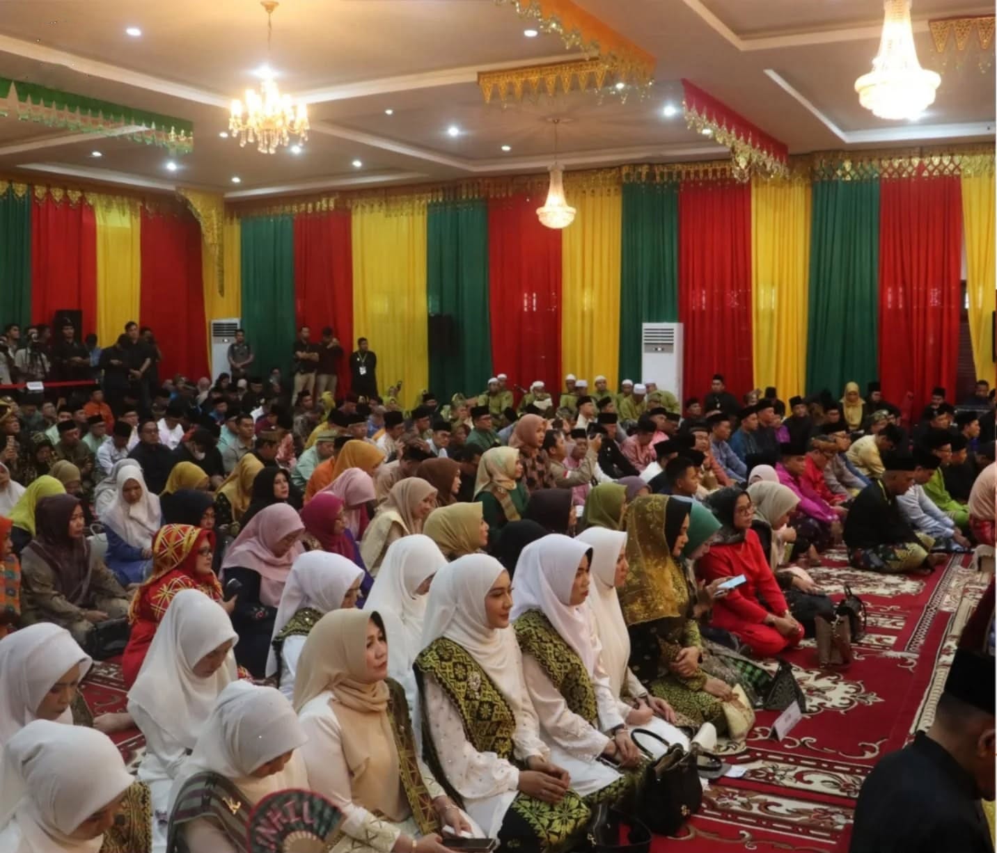 Ketua DPRD Riau Hadiri Tepuk Tepung Tawar Gubernur Riau