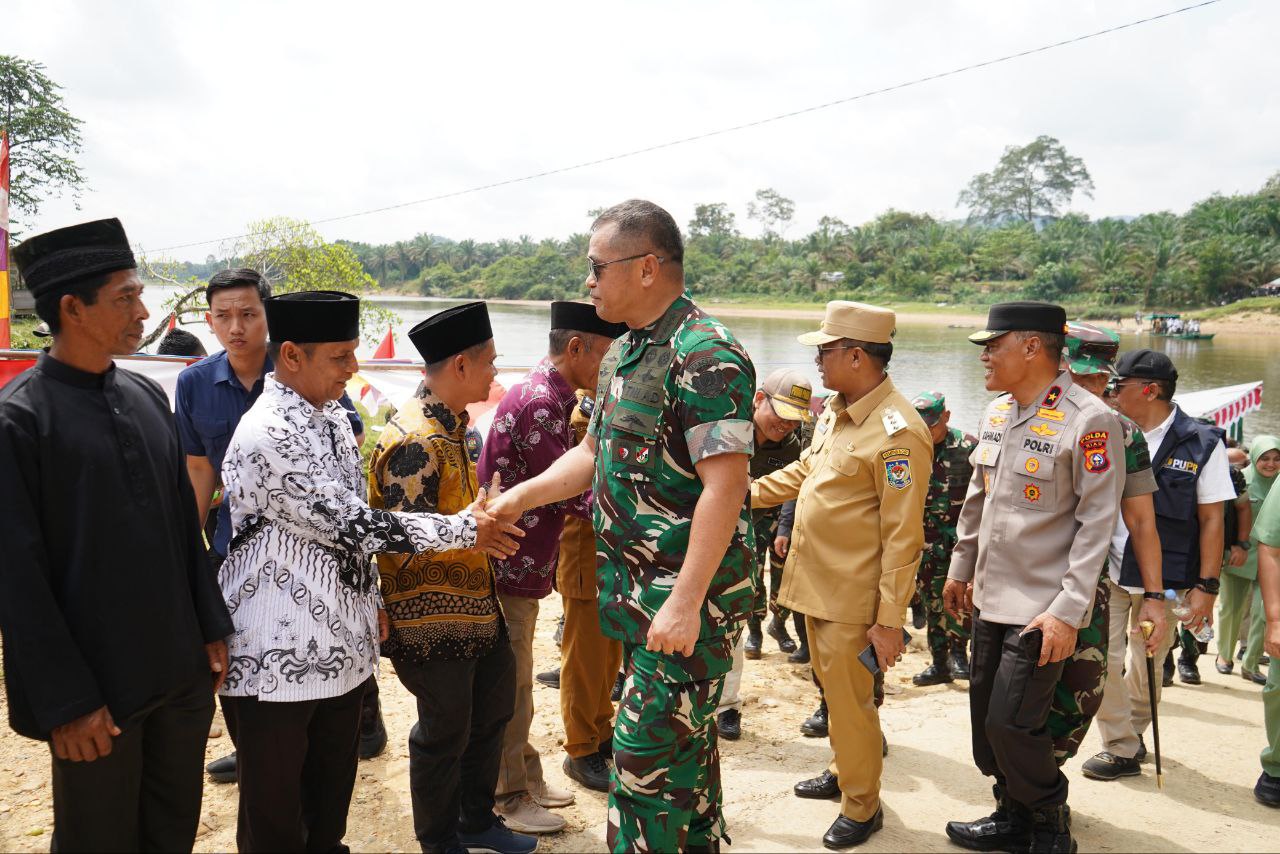 Pj Gubri Hadiri Upacara Penutupan TMMD ke-121 TA 2024 di Kampar